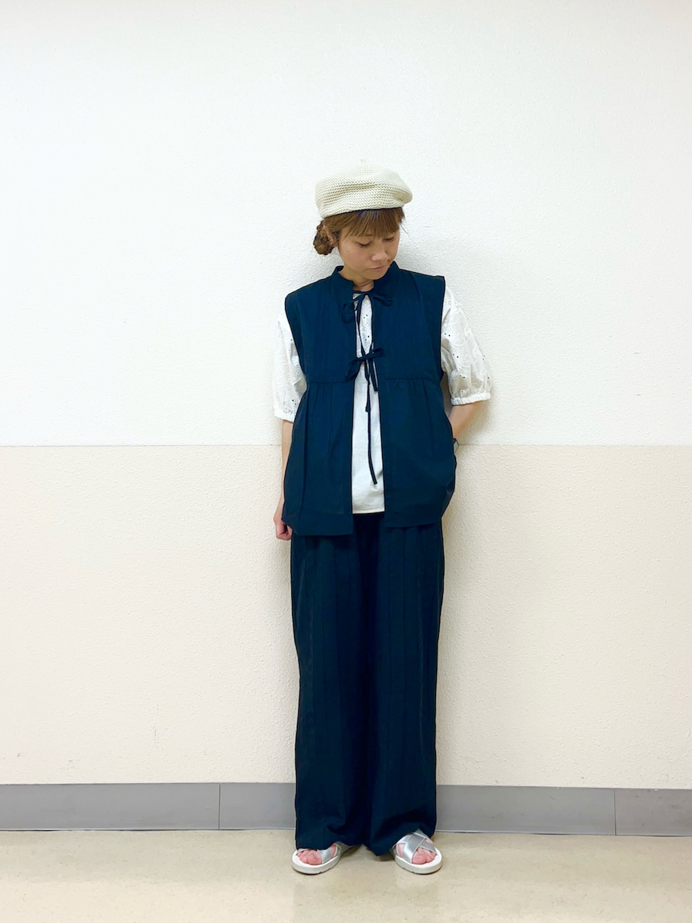 ホワイト系の帽子を着用したレディースの秋コーディネートの2枚目の写真