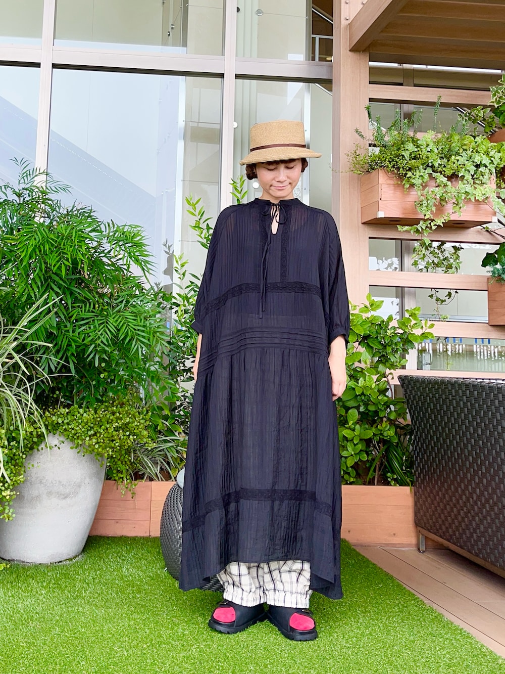 ベージュ系のハットを着用したレディースの冬コーディネートの2枚目の写真