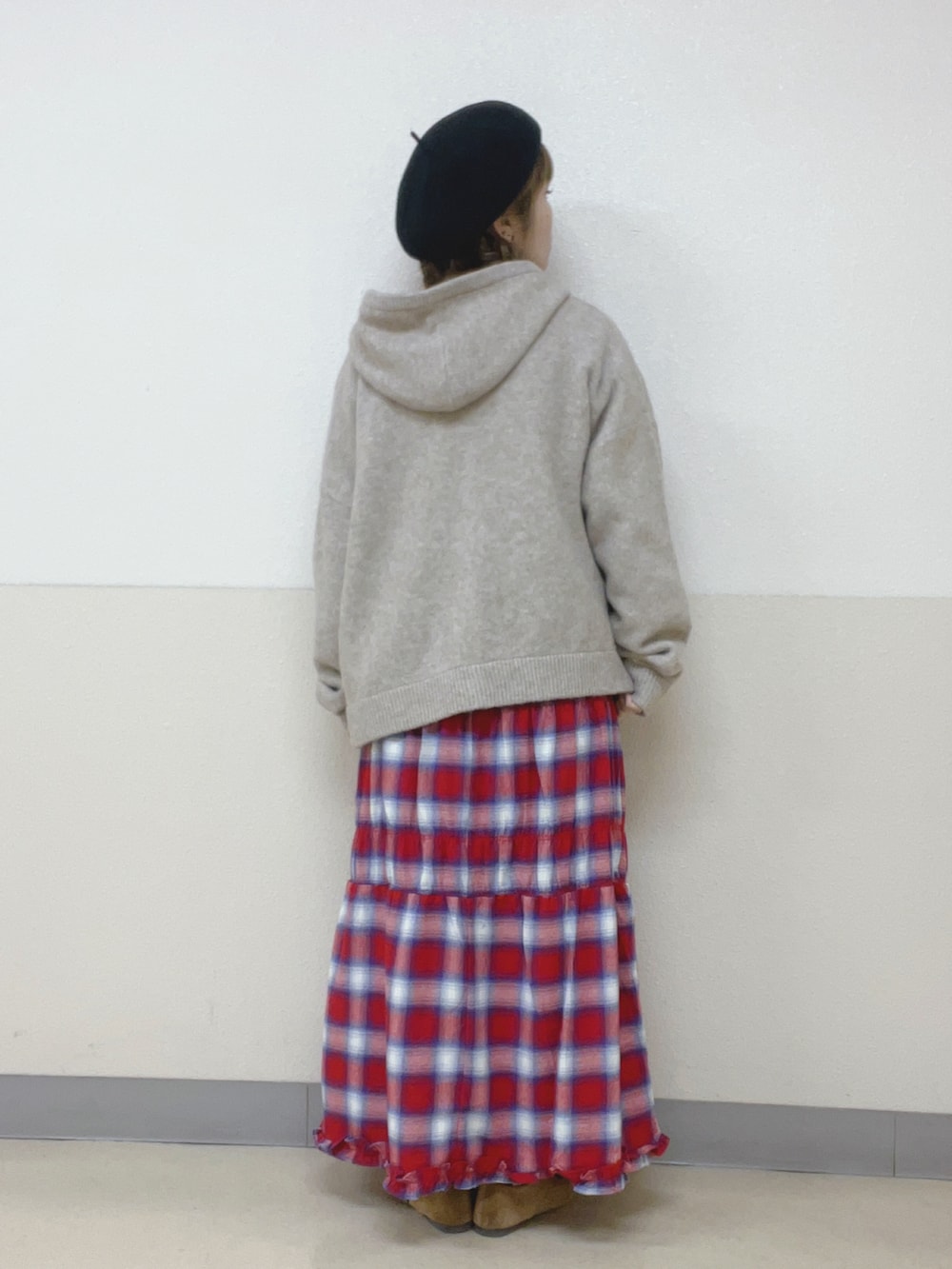 「大人女子、はるコーデ、リラックススタイル、低身長コーデ、ニットコーデ、カーディガン、チエックスカート、ロングスカート、ベレー帽推奨委員会、帽子かぶろう会、サマンサ モスモス(Samansa Mos2)、イオンモール浜松志都呂、スタッフ」｜「Samansa Mos2のバスクベレー帽（ハット、ブラック系）」を使った、も  な  こさん（レディース・152cm）の冬コーディネートの3枚目の写真