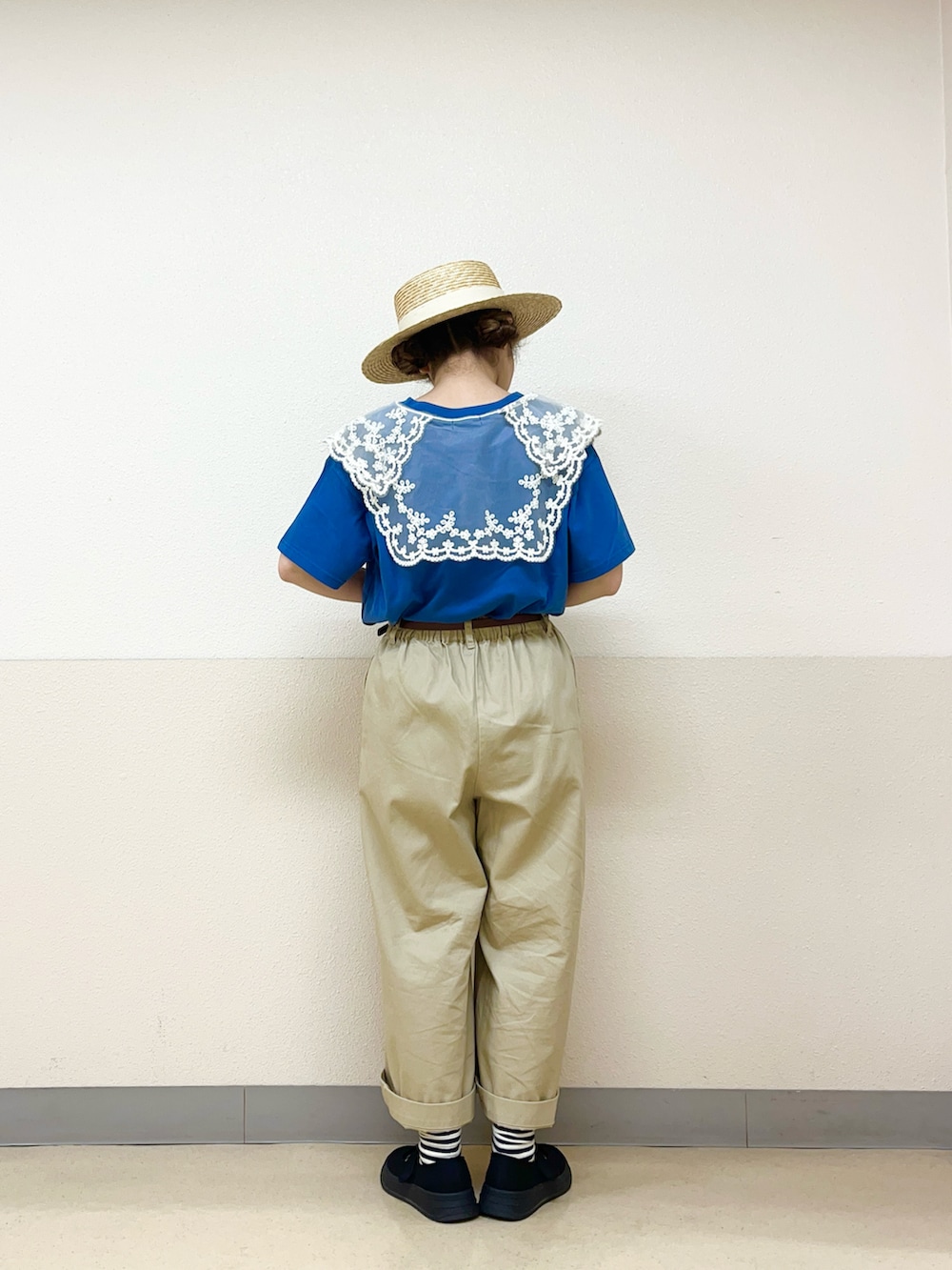 ベージュ系の帽子を着用したレディースの秋コーディネートの3枚目の写真