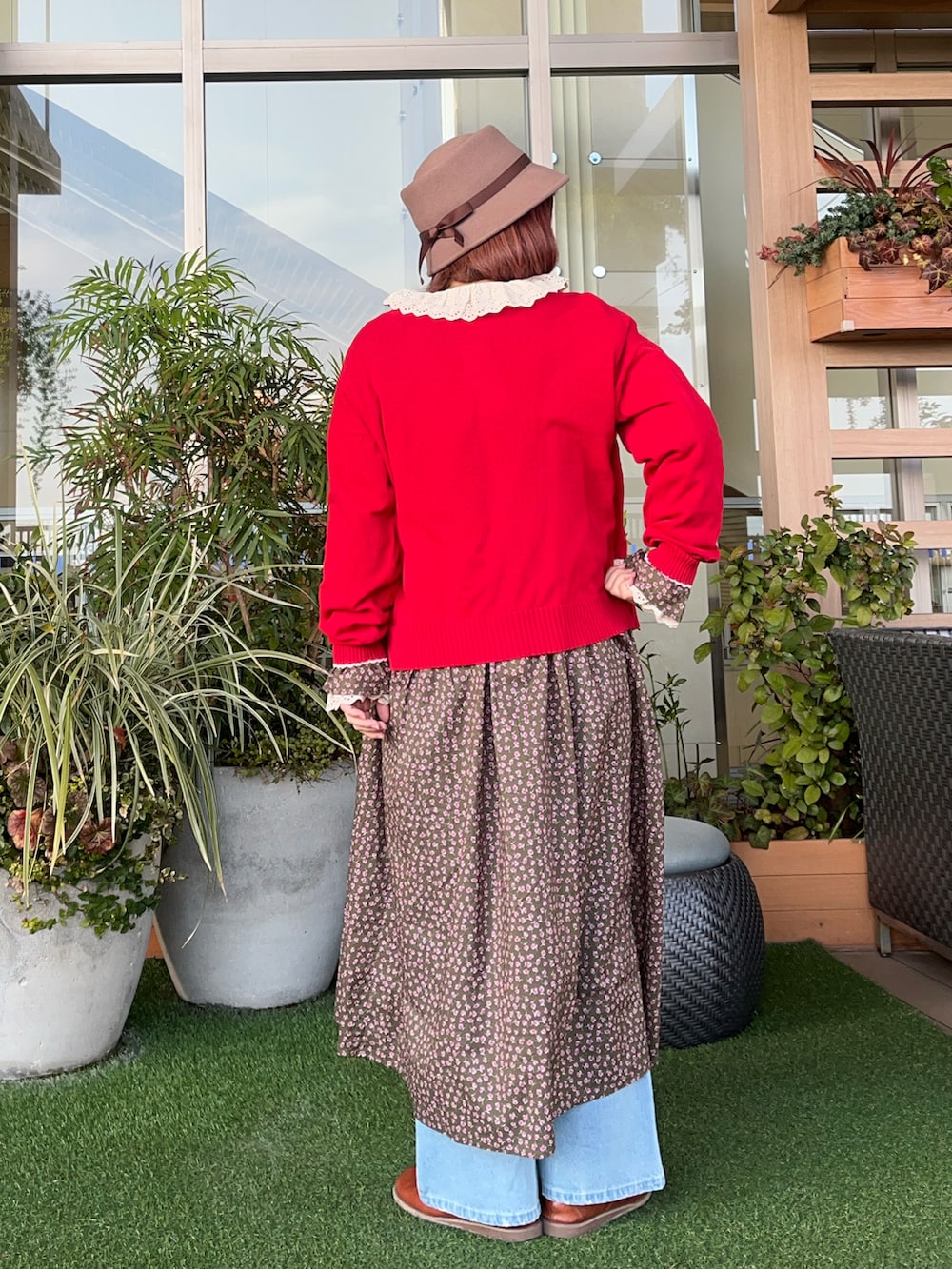 ブラウン系のワンピース/ドレスを着用したレディースの夏コーディネートの3枚目の写真