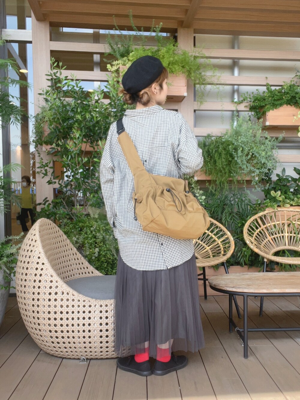 ブラック系のシャツ/ブラウス、グレー系のスカート、ブラック系のスニーカーを着用したレディースの秋コーディネートの3枚目の写真