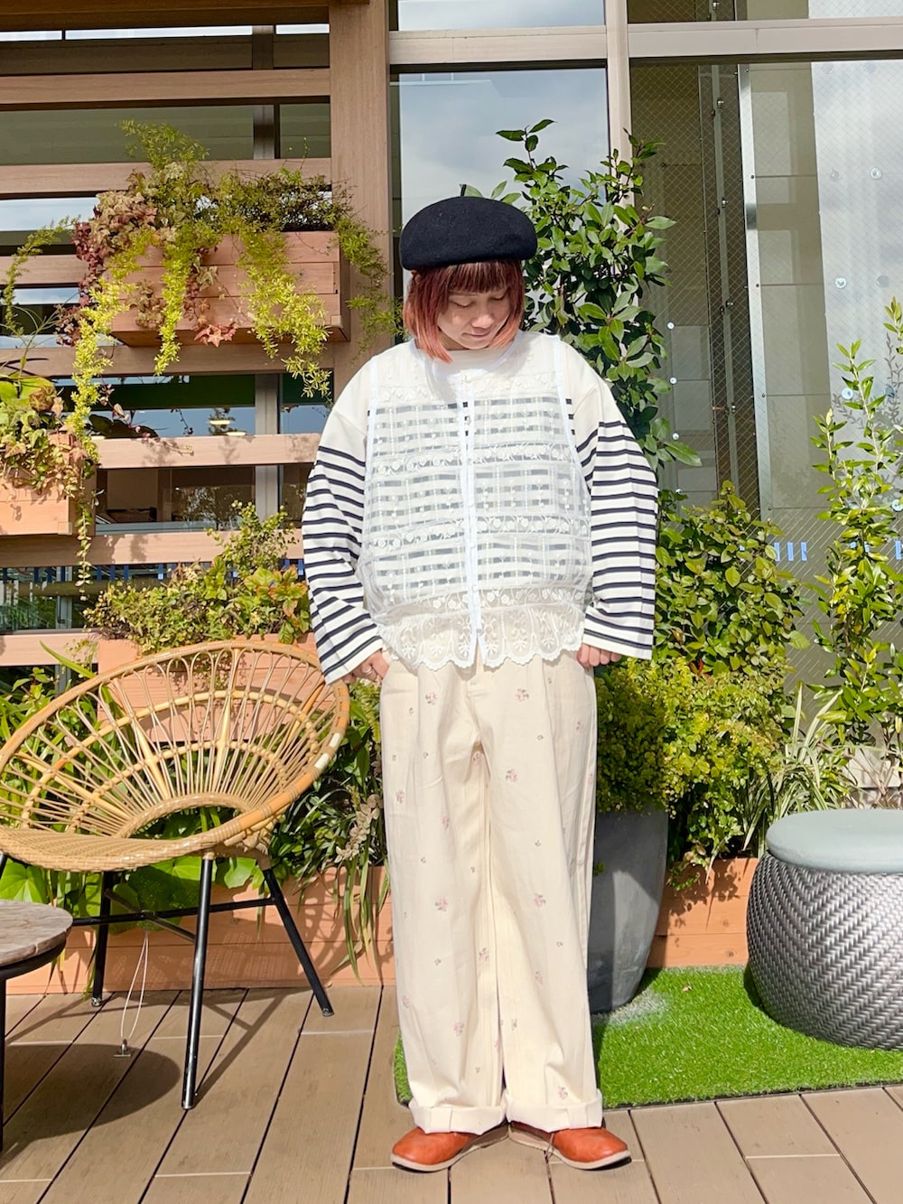 ホワイト系のパンツを着用したレディースの春コーディネートの2枚目の写真