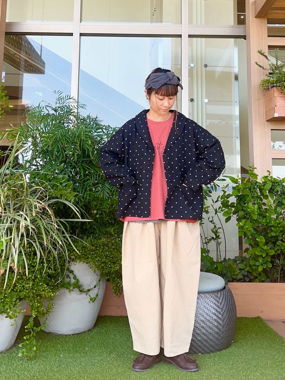 グレー系のノーカラージャケットを着用したレディースの冬コーディネートの2枚目の写真