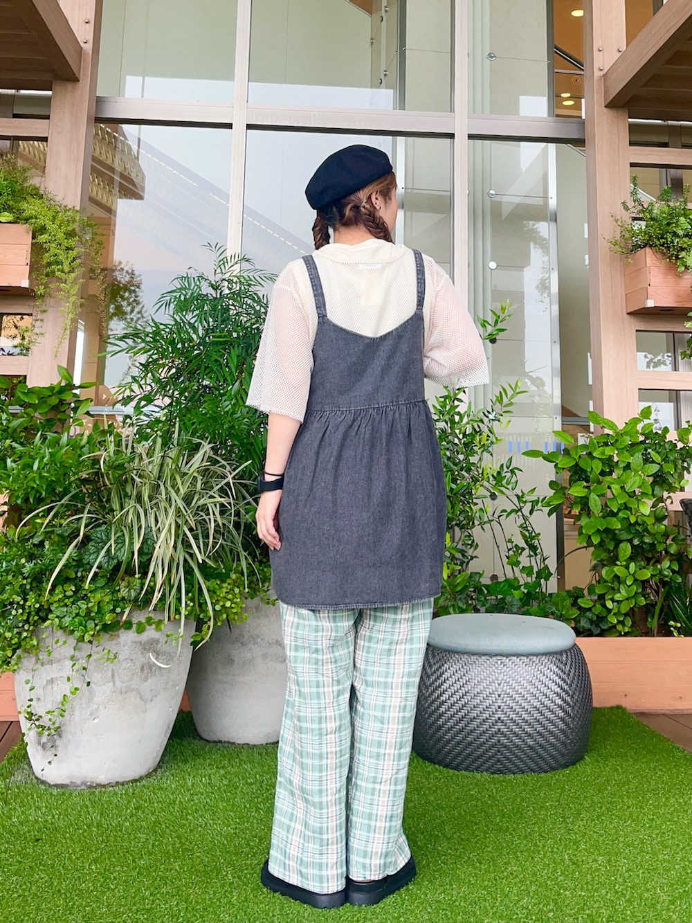 ブラック系の帽子を着用したレディースの冬コーディネートの3枚目の写真