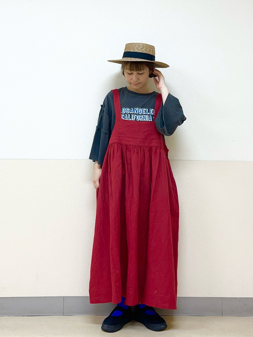 ブラウン系のハットを着用したレディースの秋コーディネートの2枚目の写真