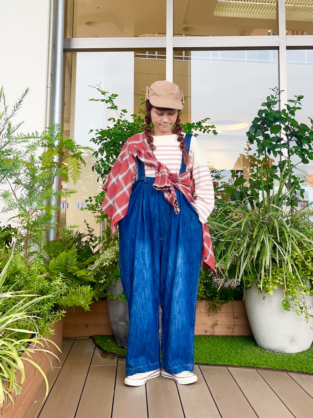 レッド系のシャツ/ブラウスを着用したレディースの春コーディネートの4枚目の写真