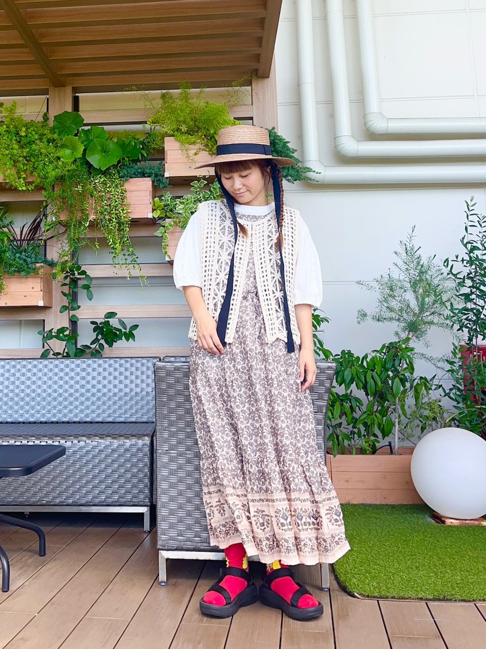 ベージュ系の帽子を着用したレディースの冬コーディネートの2枚目の写真