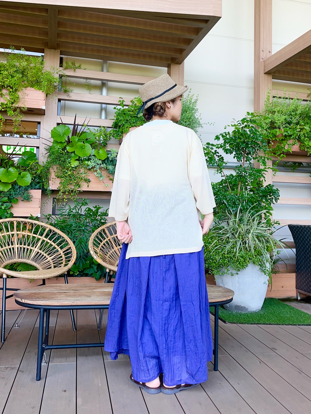 ブラウン系のハットを着用したレディースの冬コーディネートの3枚目の写真