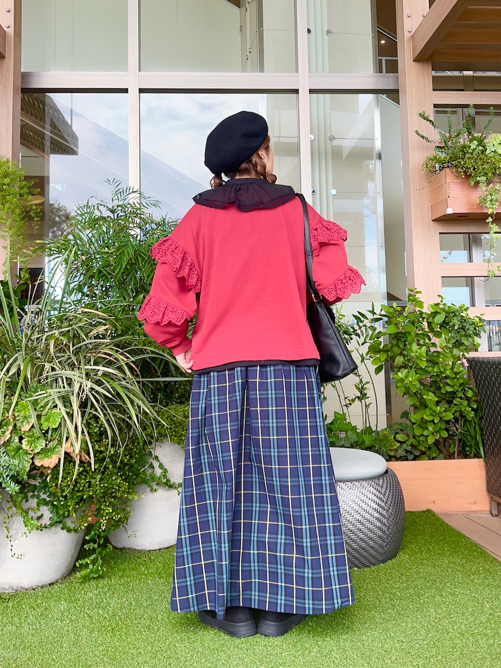 レッド系のTシャツ/カットソーを着用したレディースの冬コーディネートの3枚目の写真