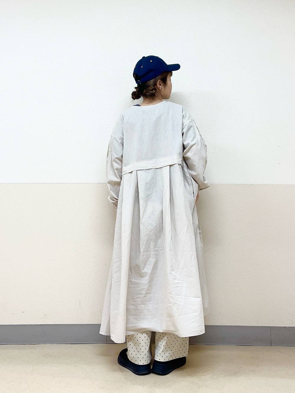 「シャツワンピース、ワンストップシューズ、刺繍、Tシャツ、サマンサ モスモス(Samansa Mos2)、イオンモール浜松志都呂、キャップ女子、帽子かぶろう会、低身長コーデ、低身長女子」｜「Samansa Mos2の【消臭効果】お花刺繍キャップ（ハット、ブルー系）」を使った、も  な  こさん（レディース・152cm）の春コーディネートの4枚目の写真
