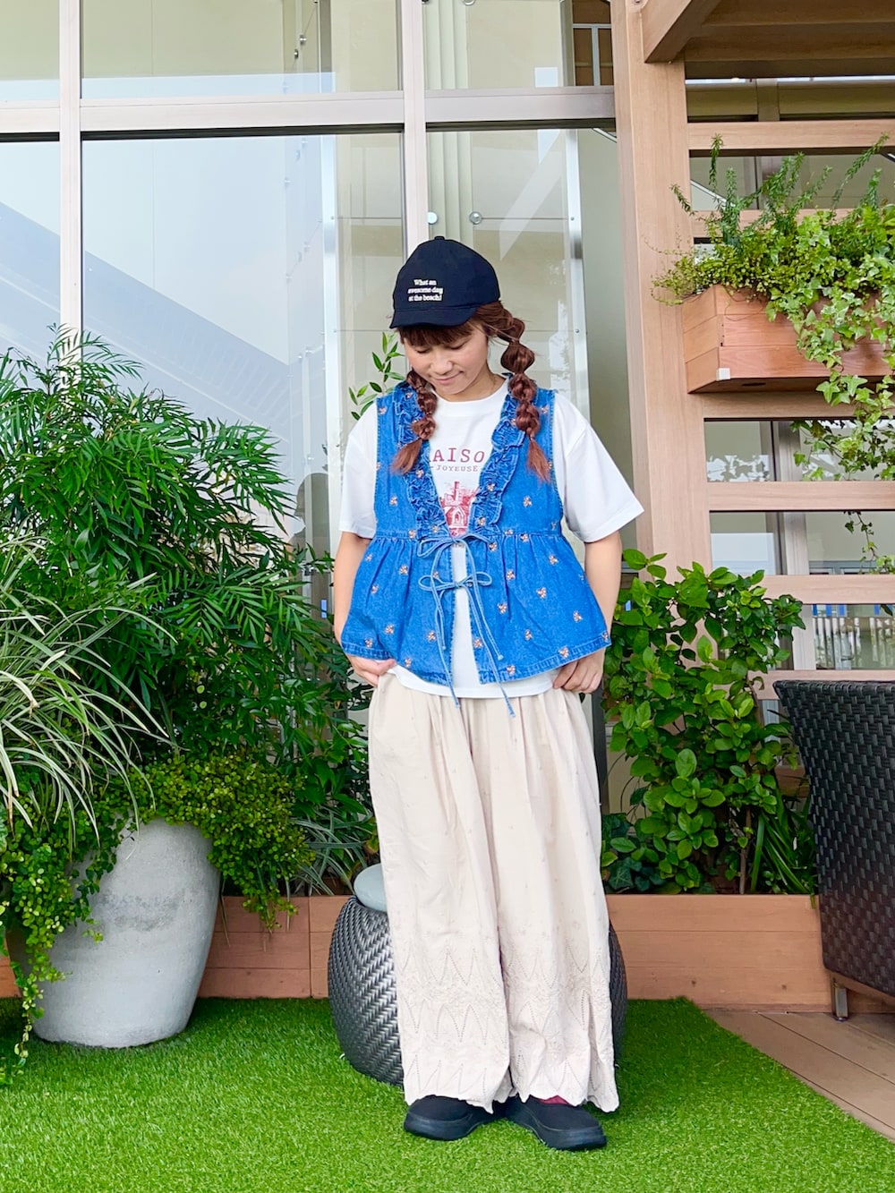 ブルー系のベストを着用したレディースの冬コーディネートの2枚目の写真