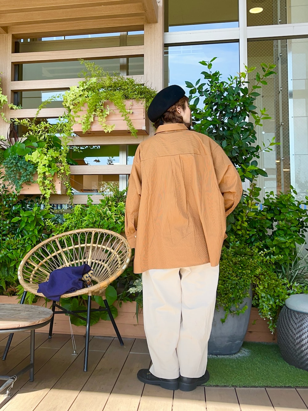 ブラウン系のシャツ/ブラウスを着用したレディースの冬コーディネートの3枚目の写真