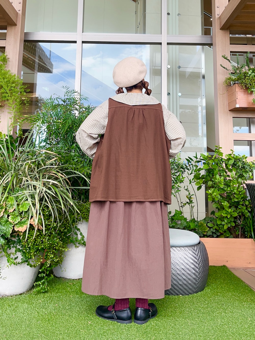 ブラウン系のベストを着用したレディースの冬コーディネートの3枚目の写真