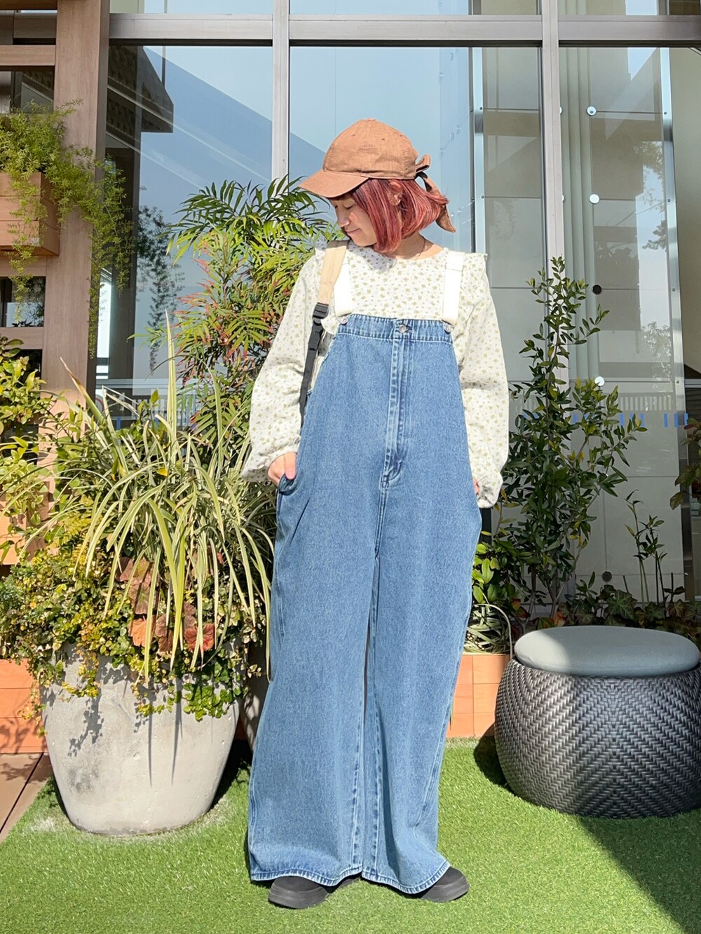ブラウン系のハットを着用したレディースの夏コーディネートの4枚目の写真
