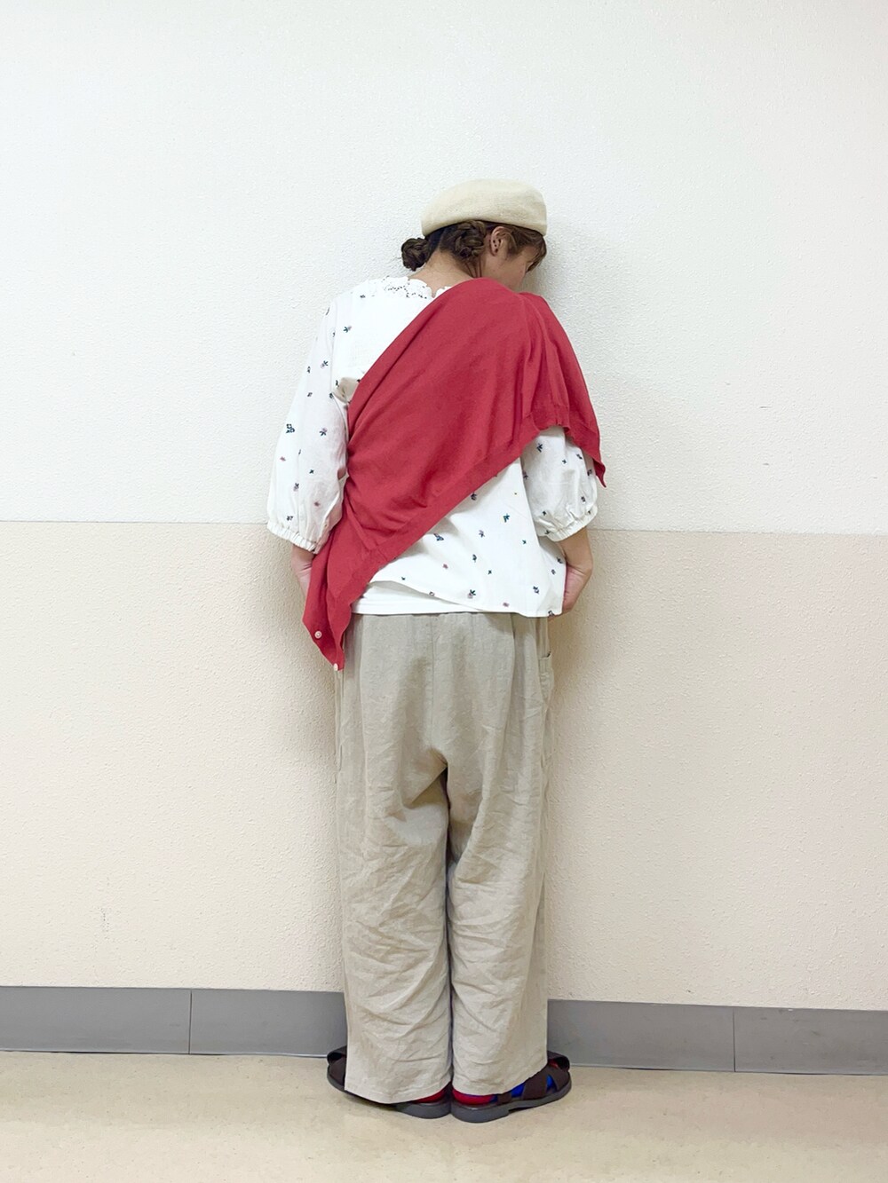 ホワイト系のハットを着用したレディースの秋コーディネートの3枚目の写真