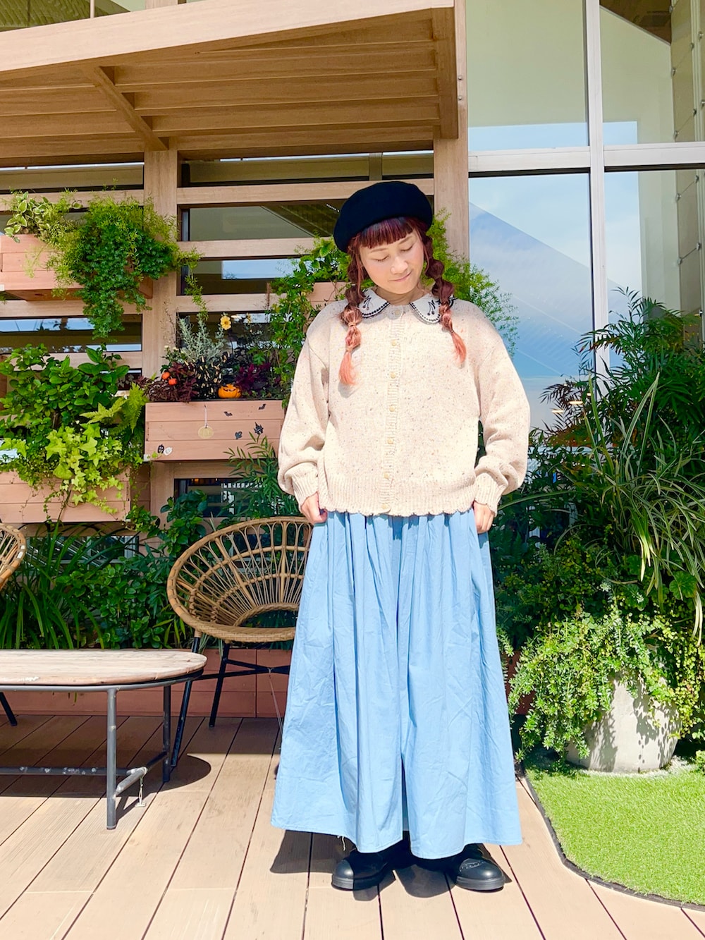 ベージュ系のカーディガン/ボレロを着用したレディースの冬コーディネートの2枚目の写真