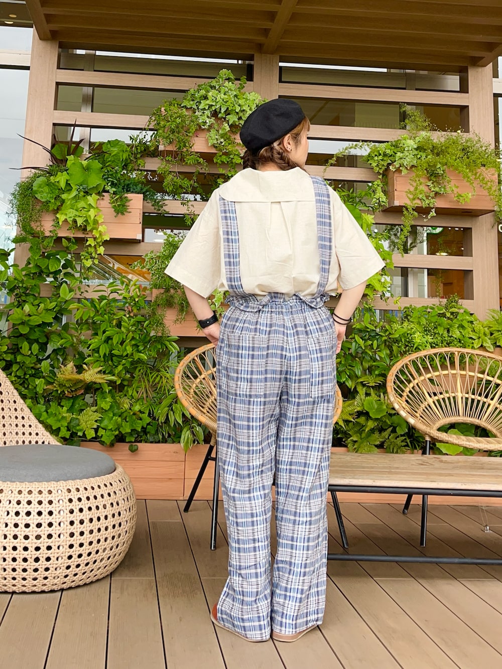 ブラック系のハットを着用したレディースの冬コーディネートの3枚目の写真