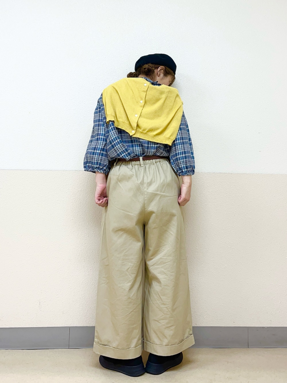 ブラック系のハットを着用したレディースの秋コーディネートの3枚目の写真