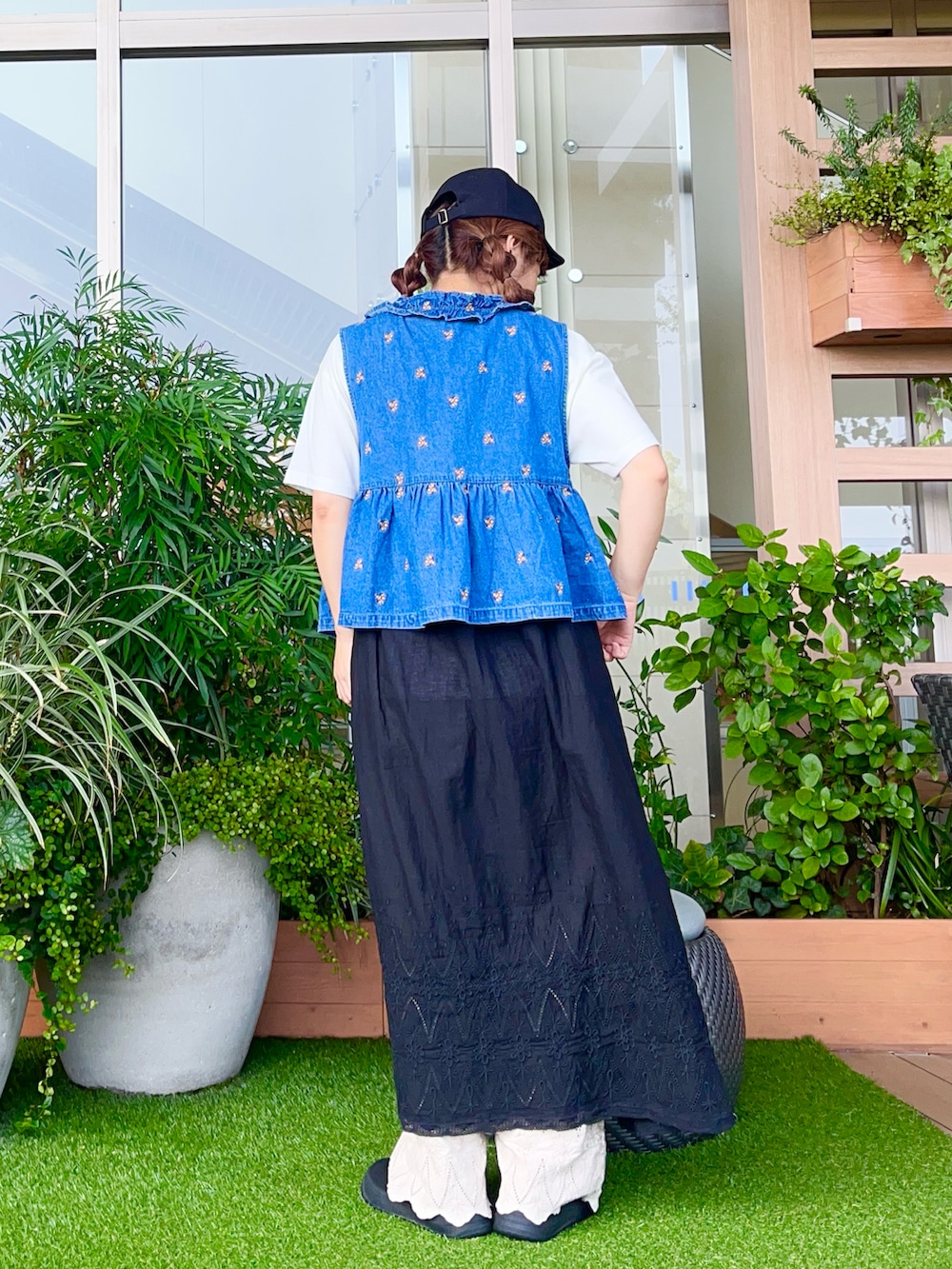 ブルー系のベストを着用したレディースの冬コーディネートの3枚目の写真