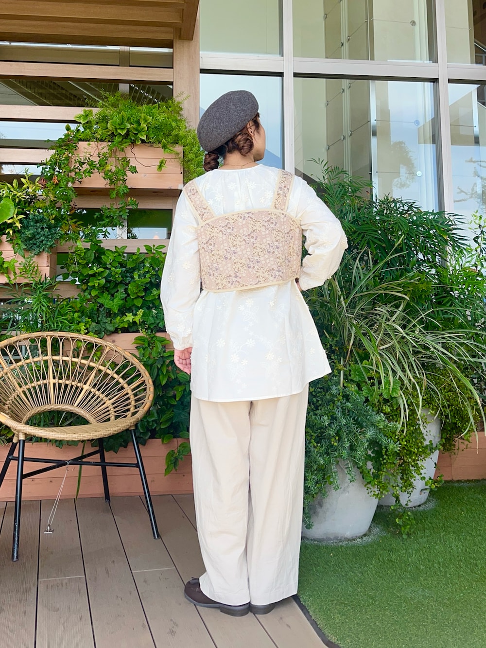 イエロー系のベストを着用したレディースの冬コーディネートの3枚目の写真