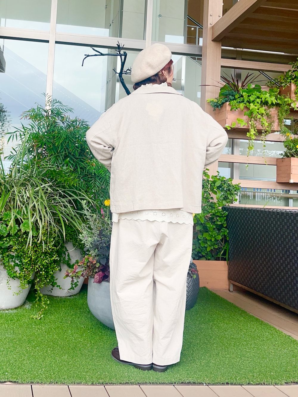 ホワイト系のシャツ/ブラウスを着用したレディースの冬コーディネートの3枚目の写真