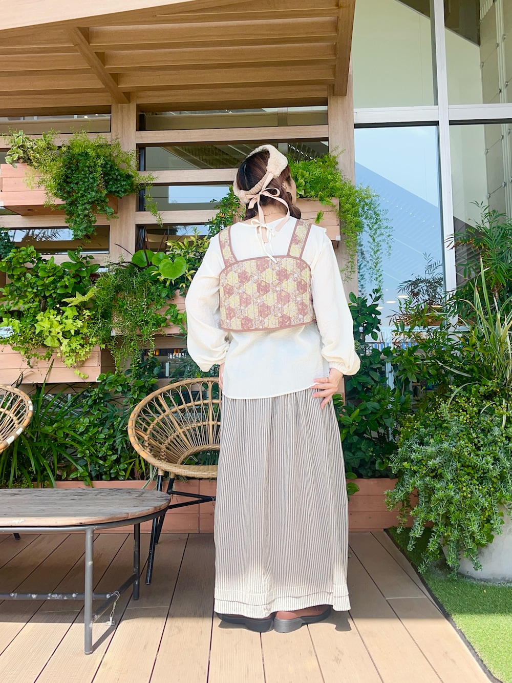 ベージュ系のベストを着用したレディースの冬コーディネートの3枚目の写真