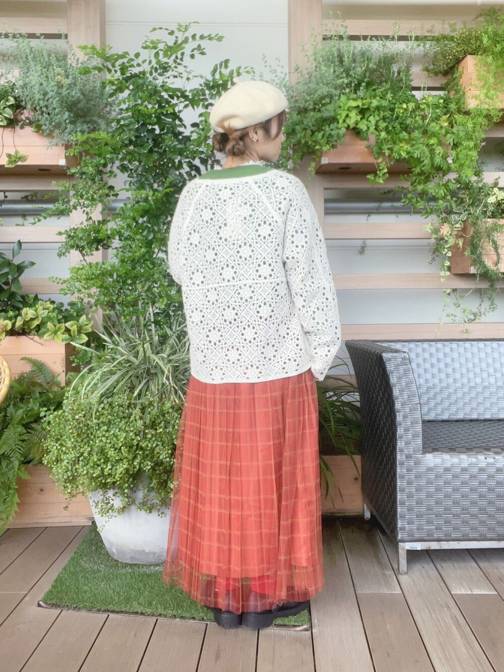 「秋っぽコーデ更新中、チェック、おでかけコーデ、大人女子、カジュアルコーデ、低身長コーデ、イオンモール浜松志都呂、カーキ、スウェットコーデ、スカートコーデ、デート、サマンサ モスモス(Samansa Mos2)、ママファッション、ベレー帽推奨委員会」｜「Samansa Mos2のかぎ針編み風カーディガン（カーディガン/ボレロ、ホワイト系）」を使った、も  な  こさん（レディース・152cm）の秋コーディネートの3枚目の写真