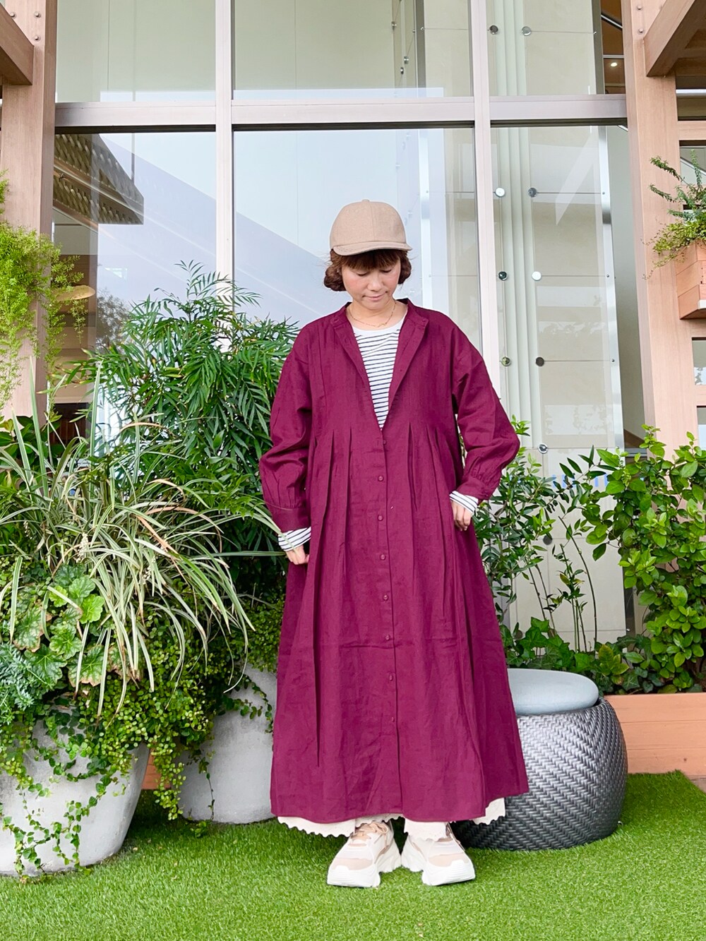 レッド系のワンピース/ドレスを着用したレディースの冬コーディネートの2枚目の写真