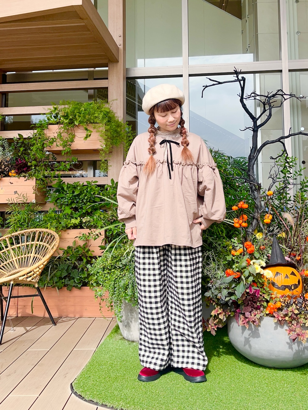 ブラウン系のTシャツ/カットソーを着用したレディースの春コーディネートの2枚目の写真