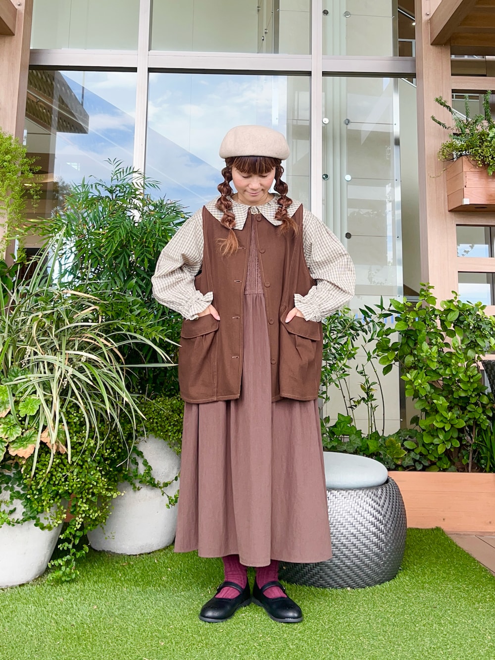 ブラウン系のベストを着用したレディースの冬コーディネートの2枚目の写真