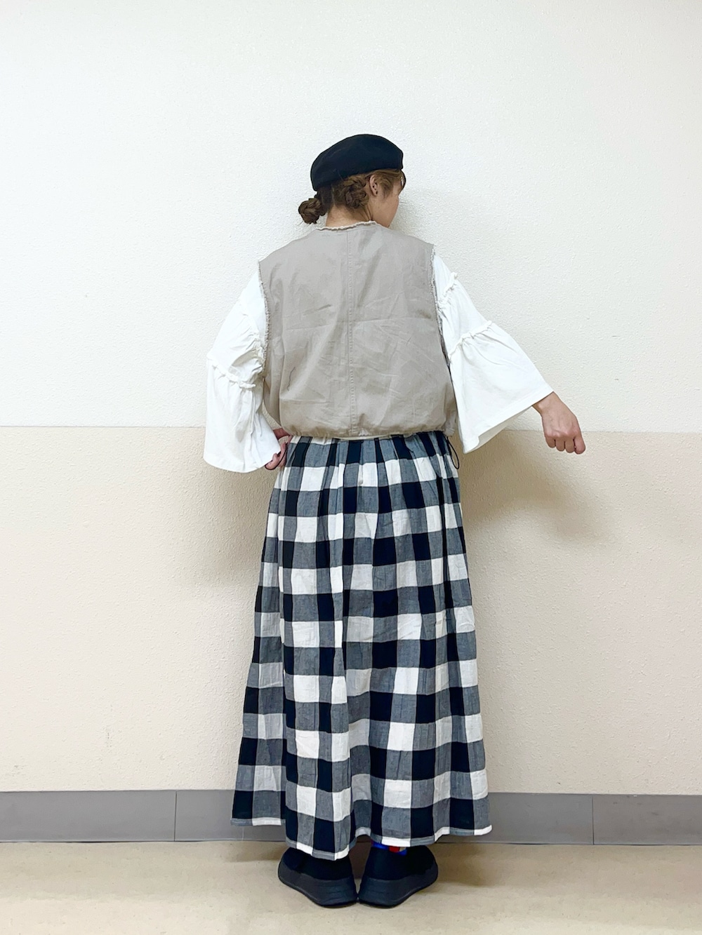 ブラック系のハットを着用したレディースの秋コーディネートの3枚目の写真