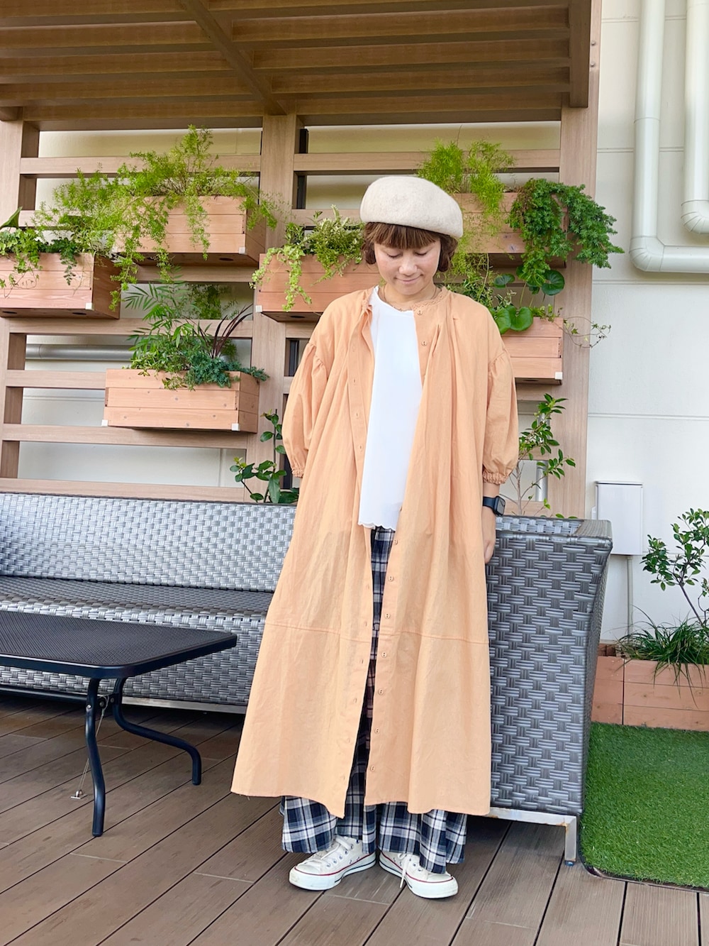 ホワイト系のハットを着用したレディースの冬コーディネートの2枚目の写真