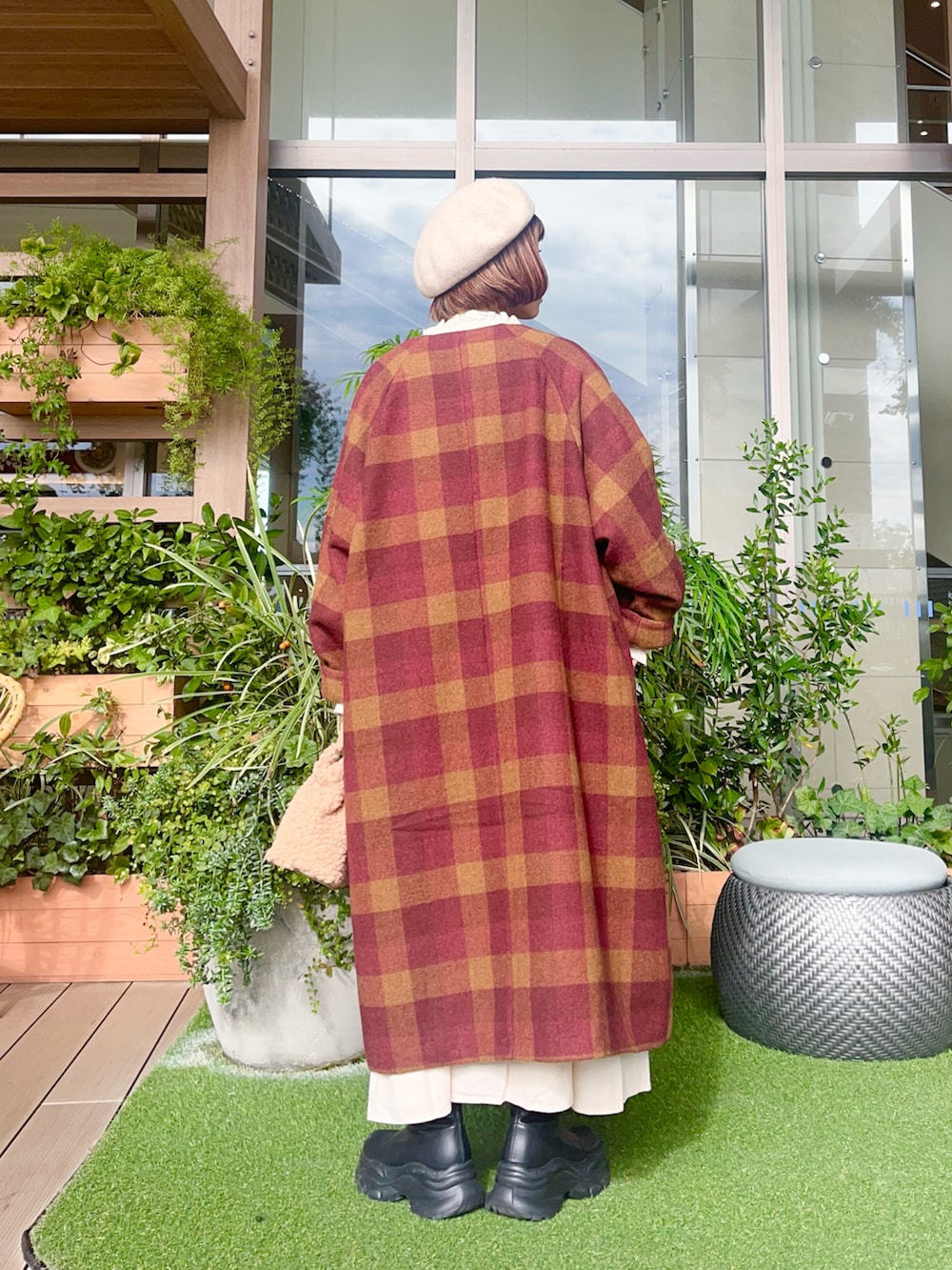 レッド系のその他アウターを着用したレディースの春コーディネートの3枚目の写真