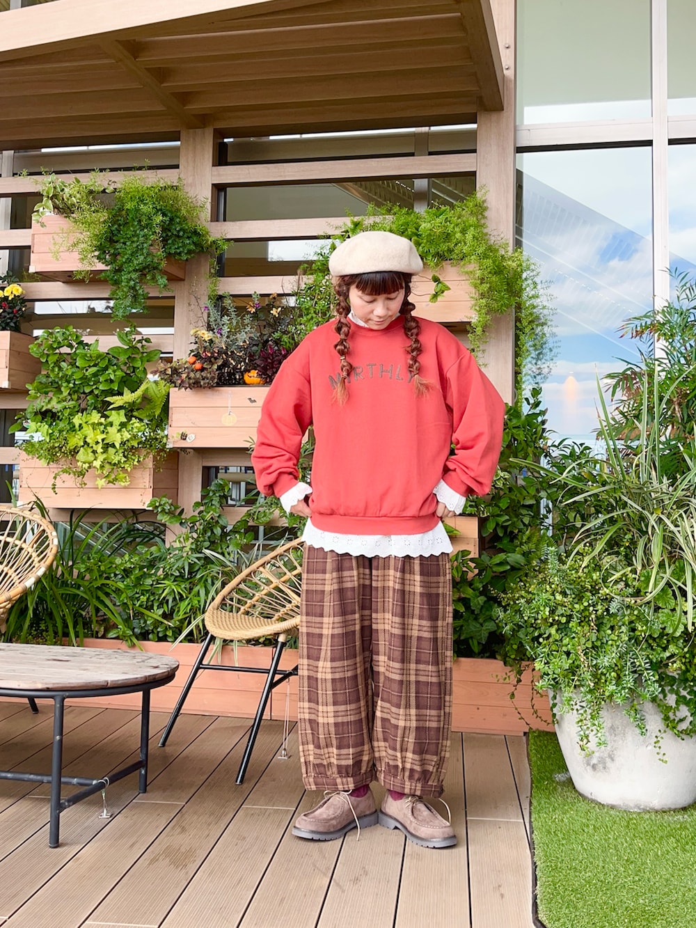 ブラウン系のその他パンツを着用したレディースの春コーディネートの2枚目の写真