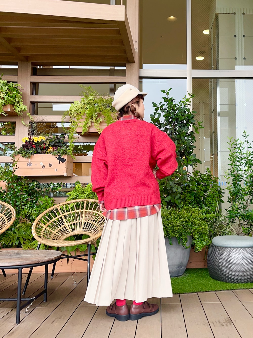 レッド系のカーディガン/ボレロを着用したレディースの春コーディネートの3枚目の写真