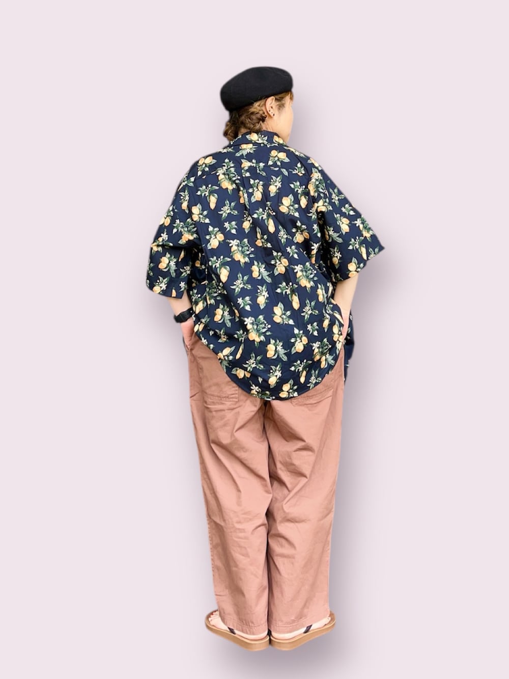 ブラック系のハットを着用したレディースの冬コーディネートの3枚目の写真