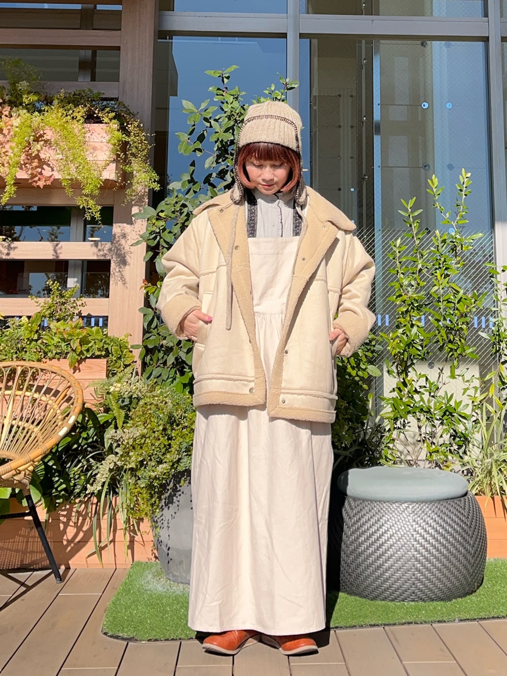 ベージュ系のハットを着用したレディースの春コーディネートの2枚目の写真