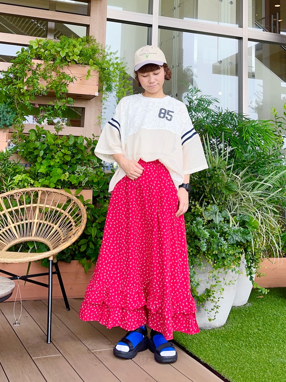 レッド系のスカートを着用したレディースの冬コーディネートの2枚目の写真