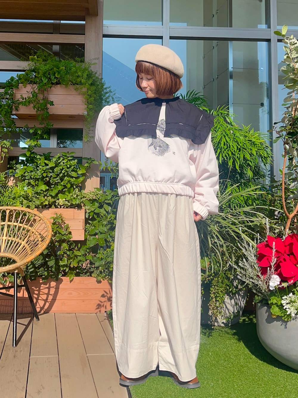 ピンク系のトップスを着用したレディースの春コーディネートの2枚目の写真