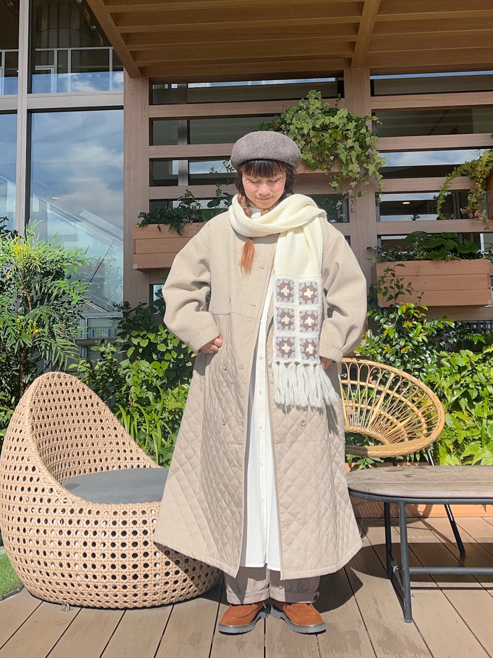 ベージュ系のその他アウターを着用したレディースの春コーディネートの2枚目の写真