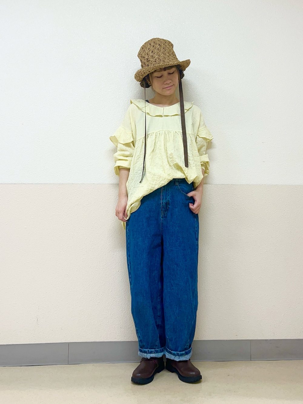 「春めき満開コーデ、春コーデ、おでかけコーデ、パンツスタイル、帽子かぶろう会、ストロー ハット、デニムパンツ、カジュアルガーリー、サマンサ モスモス(Samansa Mos2)、SM2、イオンモール浜松志都呂、イエローコーデ、チュニックブラウス」｜「Samansa Mos2のアイテム（帽子、ベージュ系）」を使った、も  な  こさん（レディース・152cm）の春コーディネートの2枚目の写真