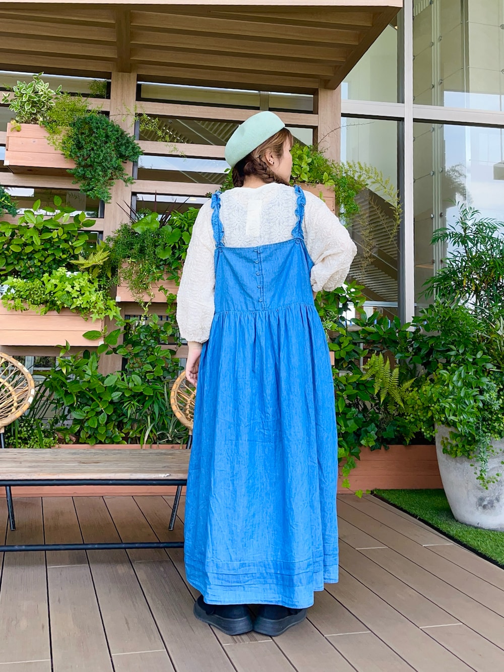 グリーン系のハットを着用したレディースの冬コーディネートの3枚目の写真