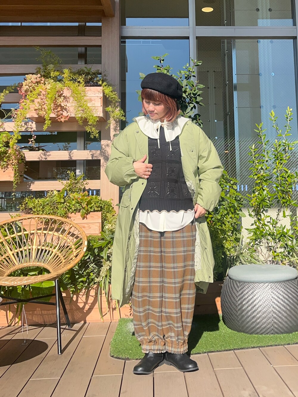 イエロー系のその他パンツを着用したレディースの春コーディネートの2枚目の写真