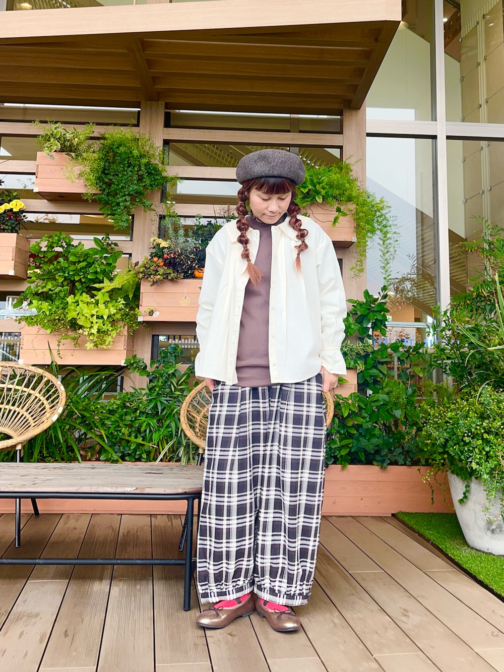 ブラック系のその他パンツを着用したレディースの春コーディネートの2枚目の写真