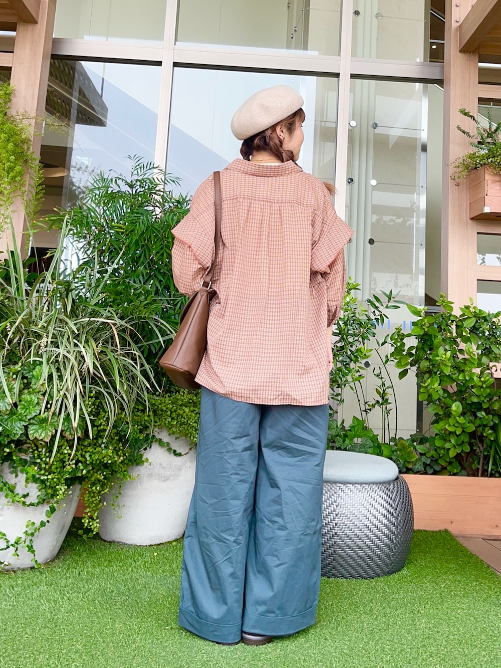 オレンジ系のシャツ/ブラウスを着用したレディースの冬コーディネートの3枚目の写真