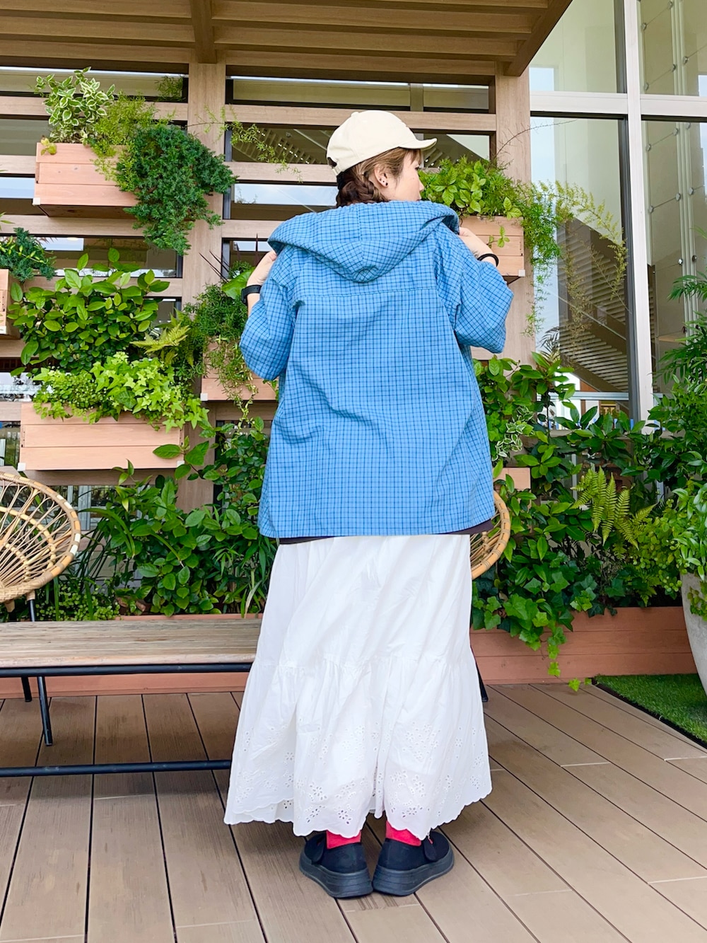 ベージュ系のハットを着用したレディースの冬コーディネートの3枚目の写真