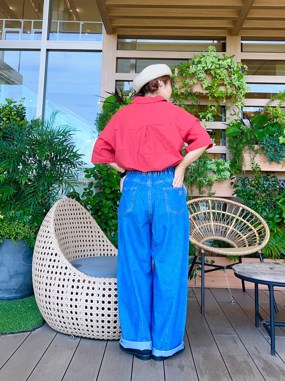 レッド系のシャツ/ブラウスを着用したレディースの冬コーディネートの3枚目の写真