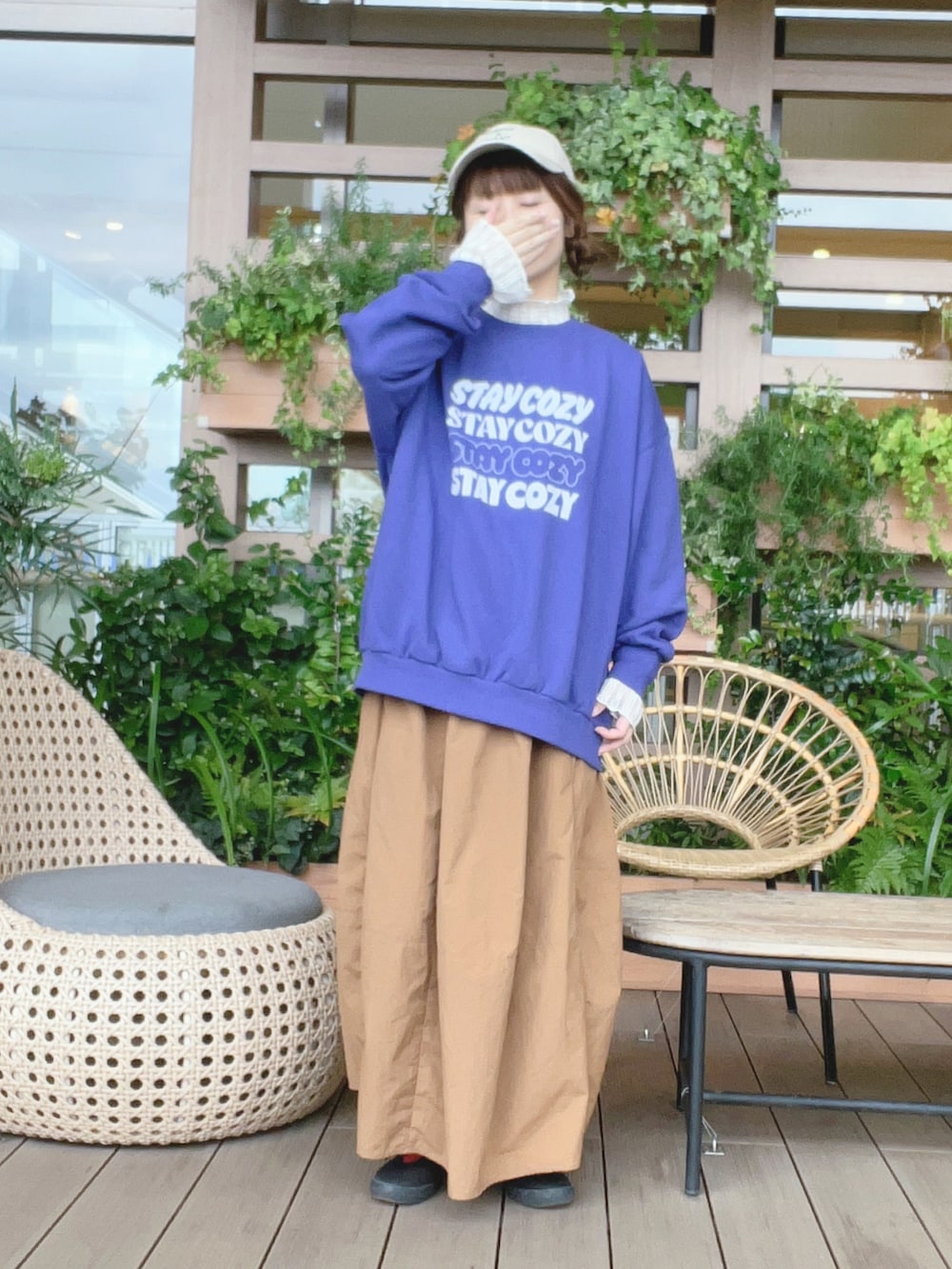ホワイト系のトップス、ブルー系のTシャツ/カットソー、イエロー系のスカートを着用したレディースの秋コーディネートの2枚目の写真