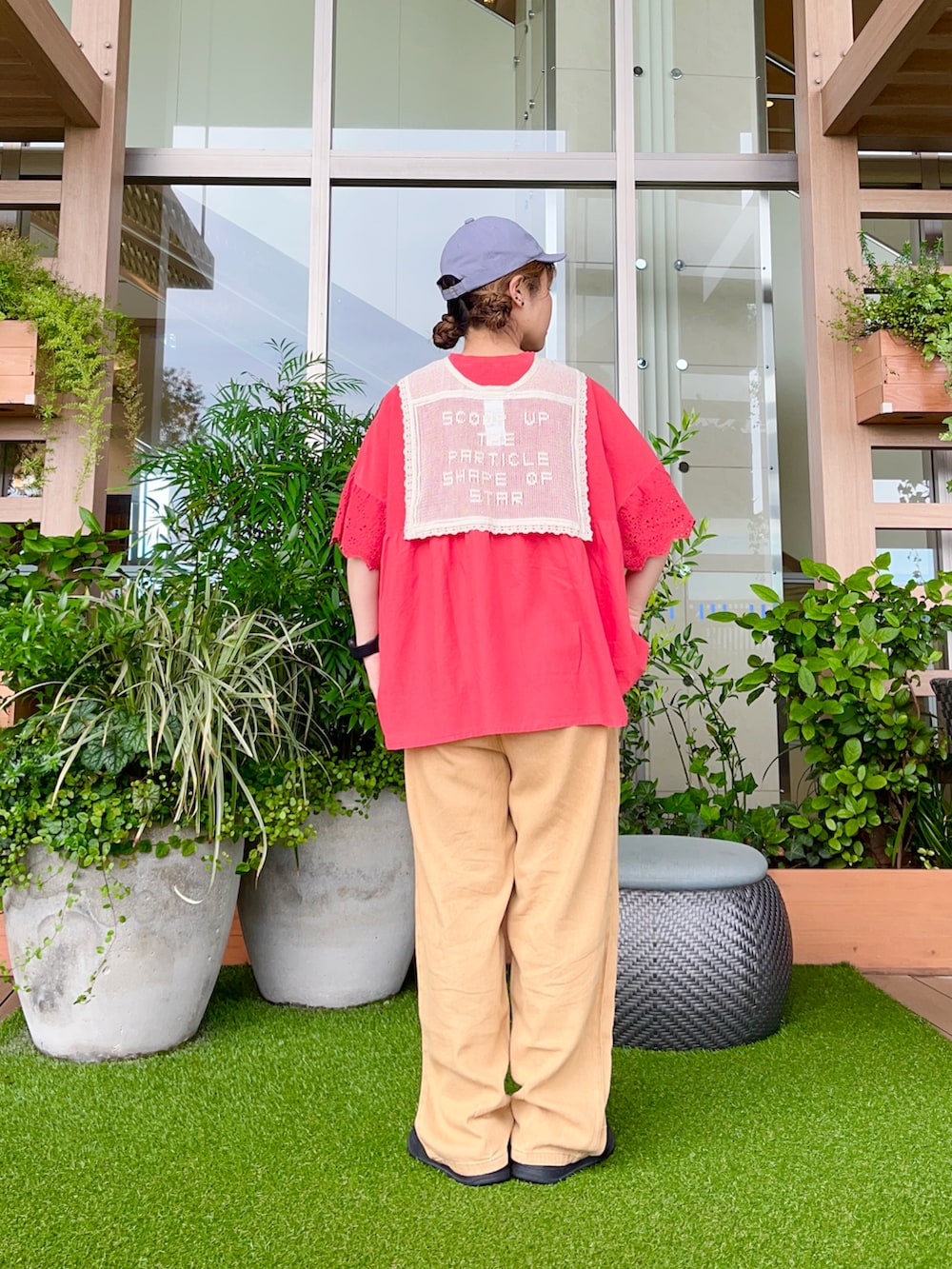 ブルー系のハットを着用したレディースの冬コーディネートの3枚目の写真